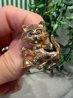 Avon Gold Cat Brooch with Blue Eyes